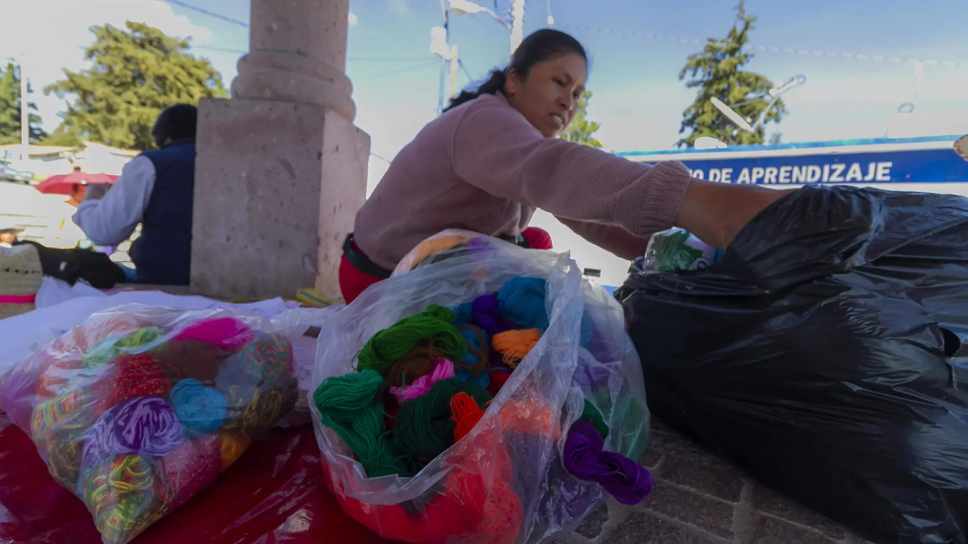 Las mayorías de las mujeres comercializan sus textiles. (César Ortiz)